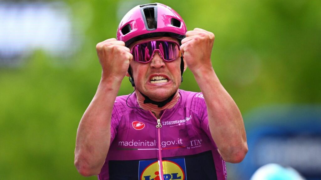 Pedersen wins stage three to reclaim Giro lead