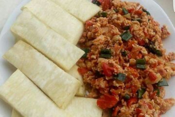 Spicy fried yam with egg sauce
