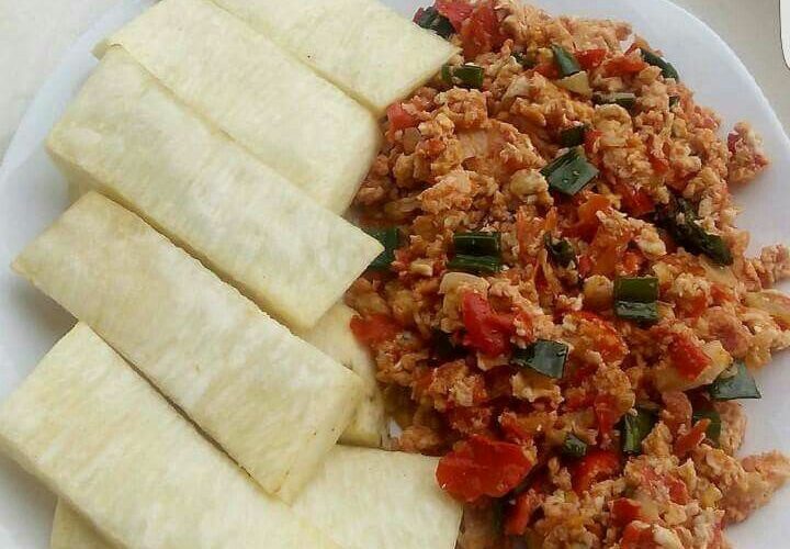 Spicy fried yam with egg sauce
