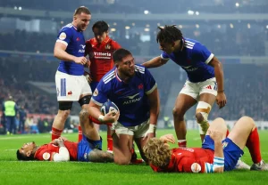 France maintain Grand Slam dream with Italy win
