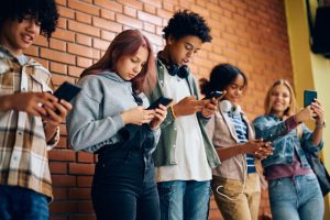 Social Media Addiction in Teens: Signs, Causes, Effects, and How Parents Can Help