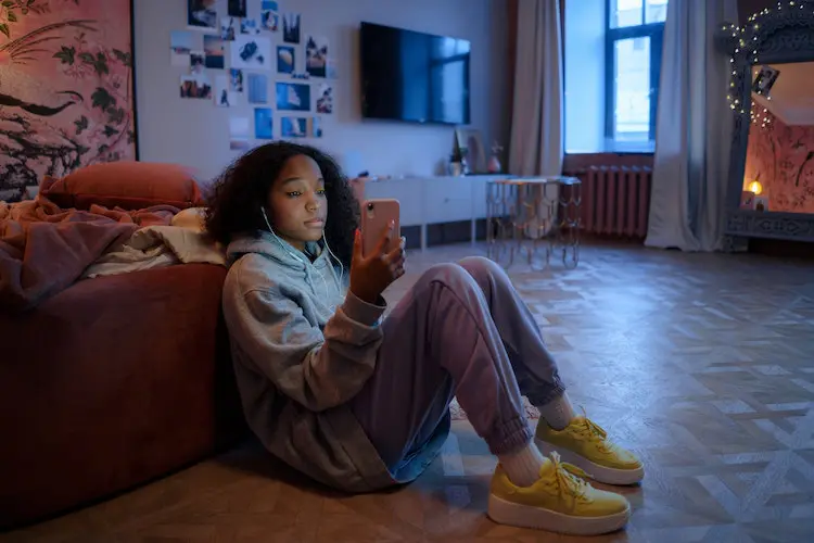 15 Signs a Teen Is Struggling with Mental Health 